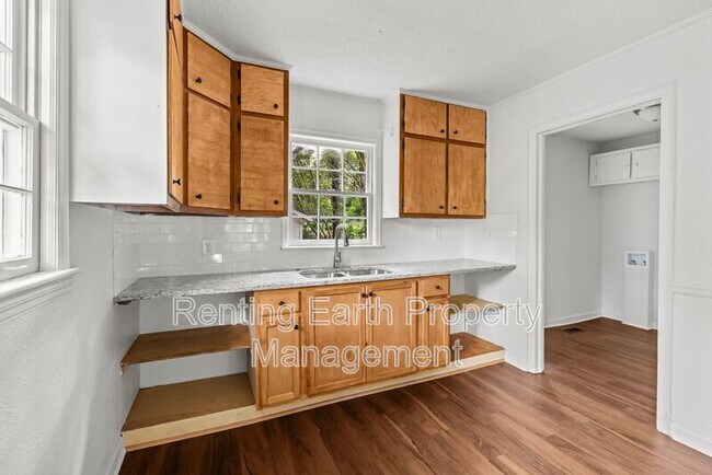 Building Photo - 832 Meadowbrook Dr