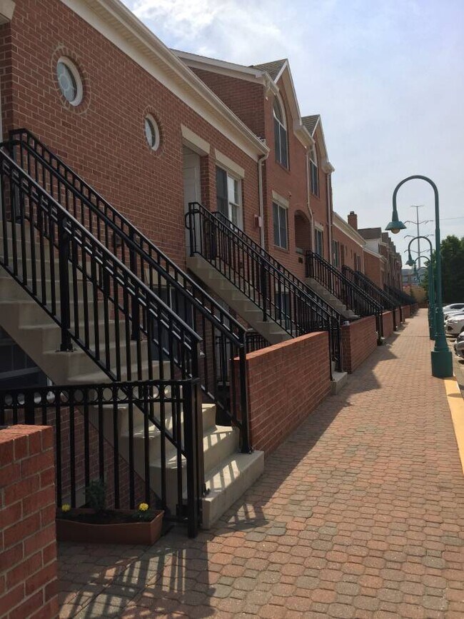 Front entrance - 6916 Fairfax Dr