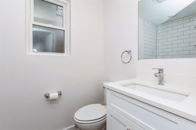 Full Bathroom - 164 Glenwood Ave