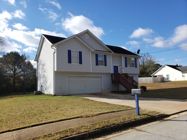 Building Photo - Extremely Clean 3 Bed x 2 Bath Split Level...
