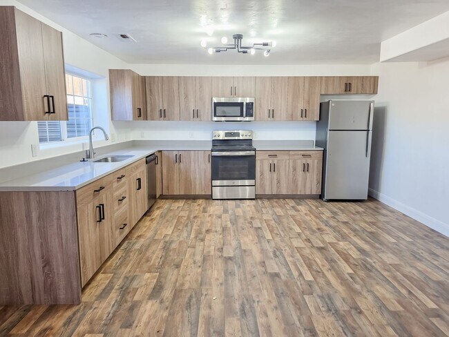 Foto del edificio - *utilities included* 3 bed 3 bath apartmen...