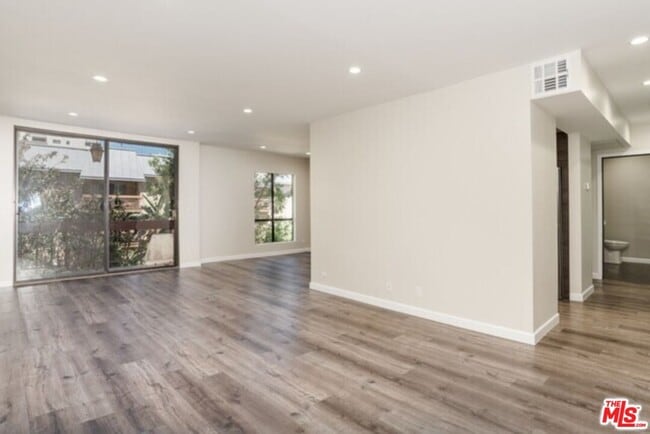 Foto del edificio - 1735 N Fuller Ave
