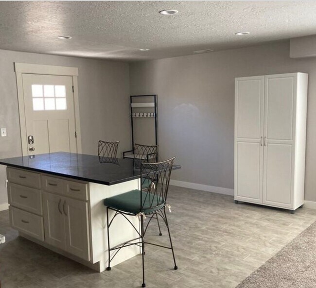 Foto del edificio - 1703 Lyndi Ln