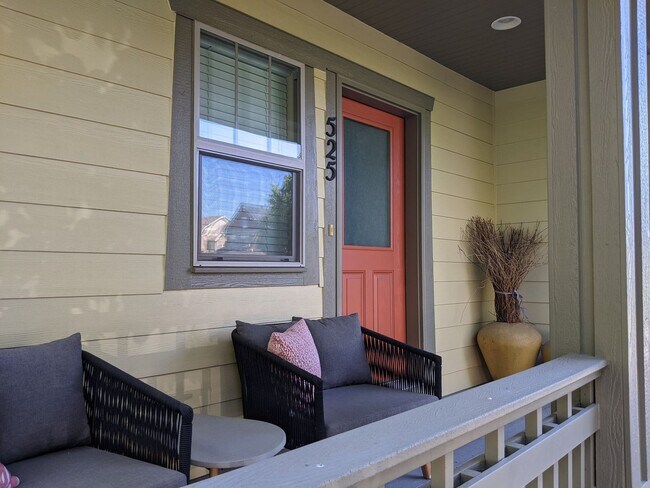 Building Photo - Warm & Inviting 2 BD/2.5 BA Duplex, Conven...