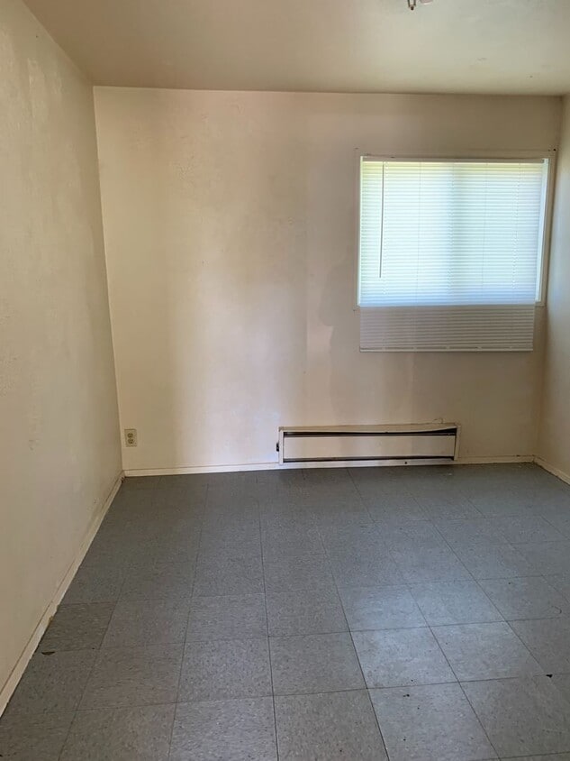 Building Photo - 2 bedroom 1.5 bath duplex