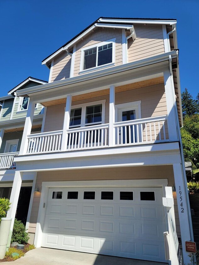 Foto principal - 2 Bedroom Townhome in Beautiful Poulsbo Place