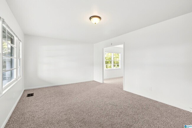 Foto del edificio - 932 5 Mile Rd