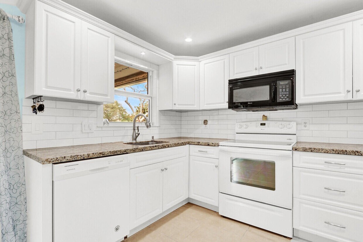 Building Photo - 129 Village Cir