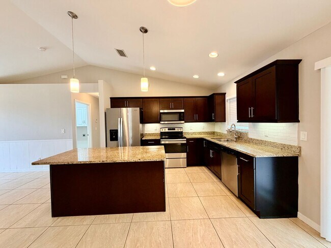 Foto del edificio - Move-In Ready 3BR Home in SW Cape Coral with Fenced Yar+Screened Lanai+Lawn Care Included+Pet Fri...