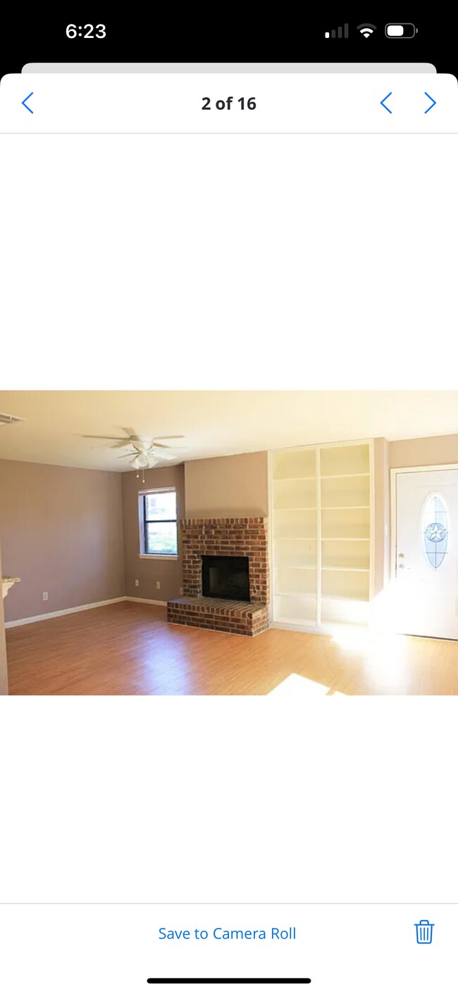 Sala de estar con chimenea y muebles empotrados - 7825 Beauregard Cir