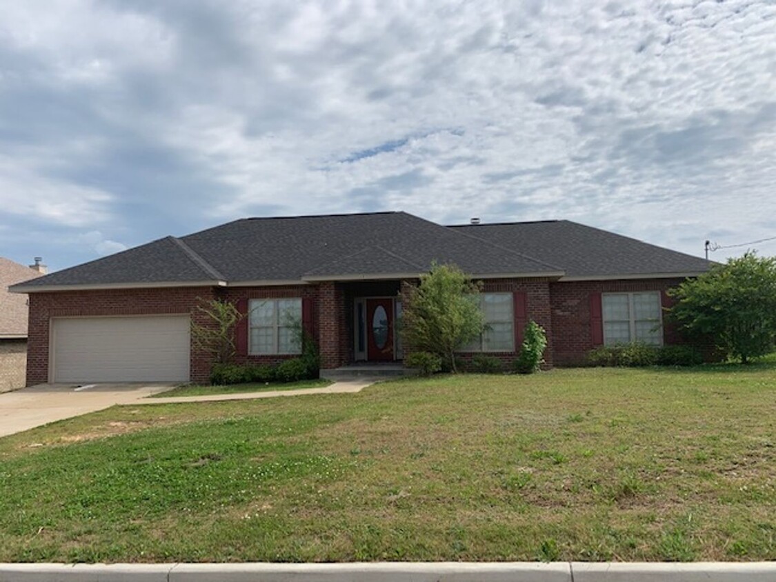 Primary Photo - Nice 3 Bedroom 3 Bath Home Available Fall ...