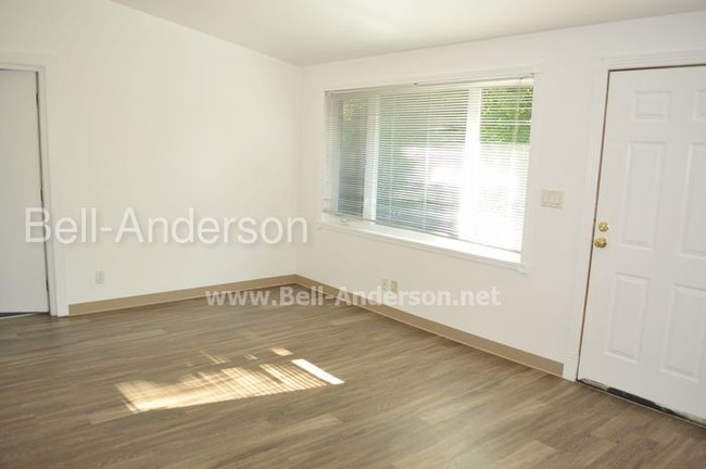 Foto del edificio - Two Apartments in One! ENTIRE Duplex for Rent