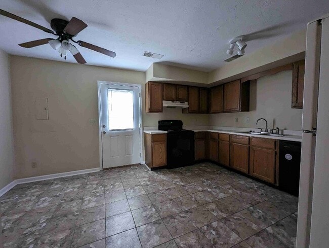 Foto del edificio - 5833 Benton Rd