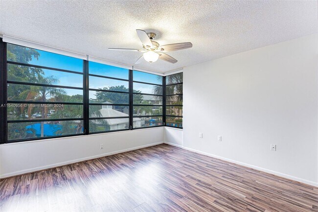 Building Photo - 1719 Whitehall Dr