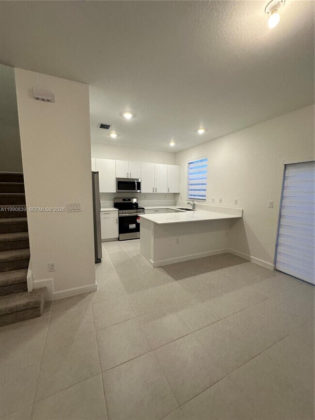 Foto del edificio - $2,499 2889 SE 25rd