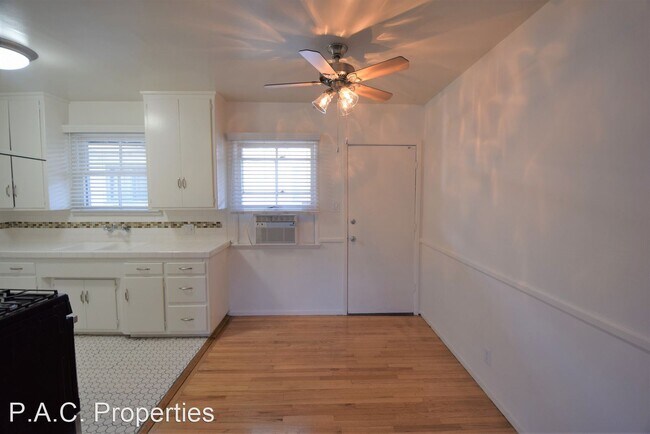 Building Photo - 1 br, 1 bath Apartment - 12807-13 Burbank ...