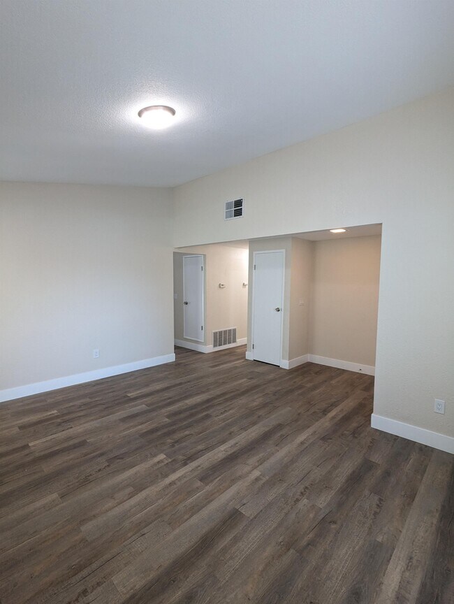Building Photo - 2241 Lynbrook Dr