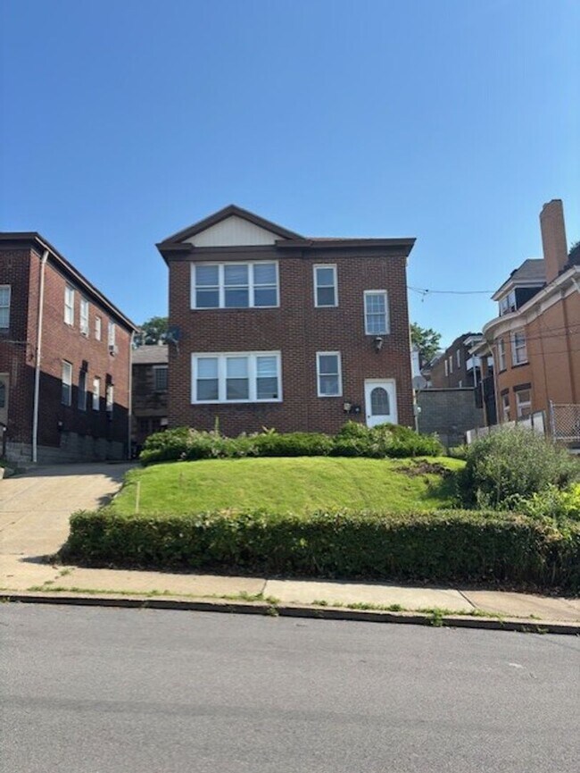 Building Photo - 2709 Pyramid Ave