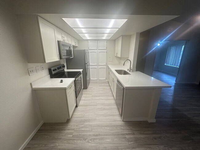 Foto del edificio - Newly Renovated 3 BD / 2 BA Townhome in Pearl City!