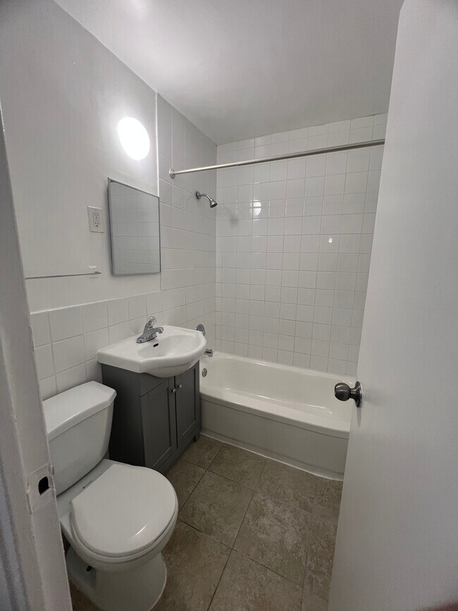 Photo du bâtiment - 1535 Birchmount Rd