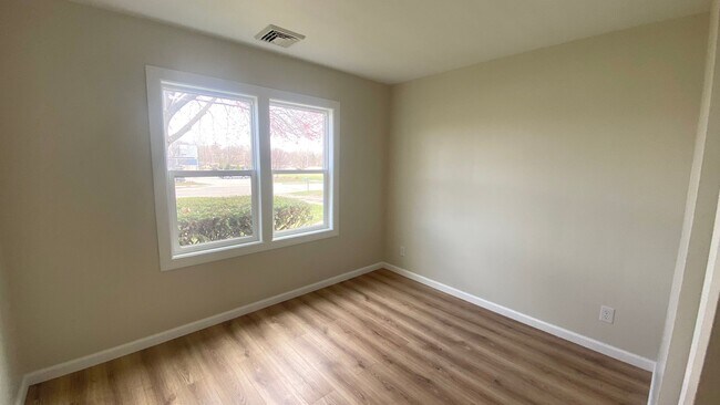 Building Photo - Beautiful 3 Bedroom Home & Large Garage!
