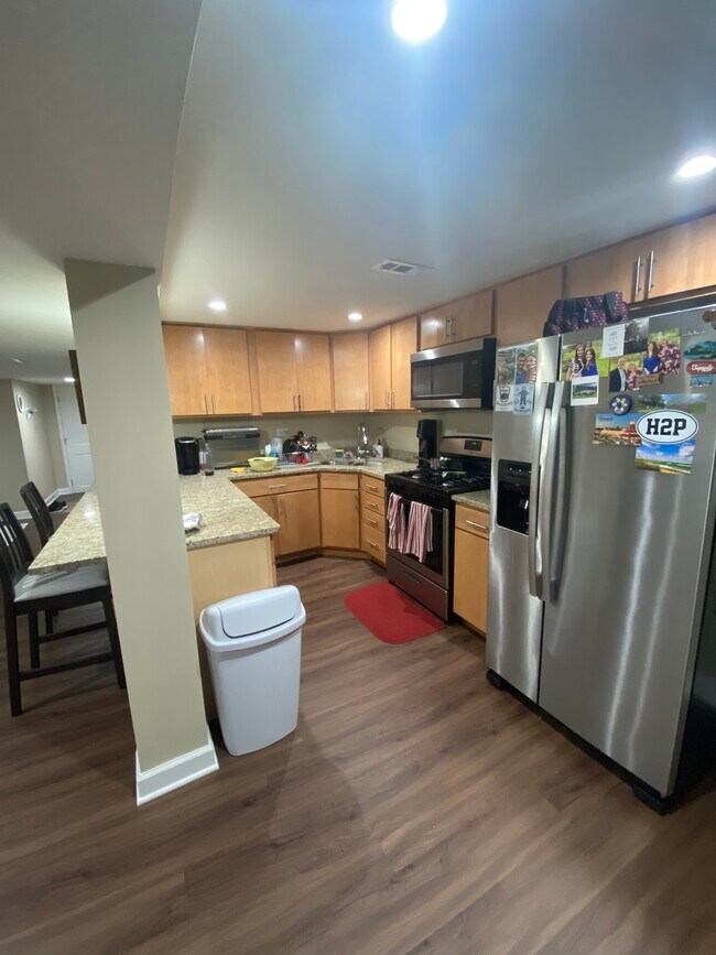 Building Photo - 2118 N Avers Ave