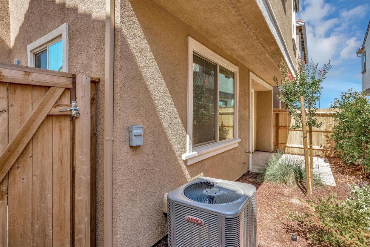 Primary Photo - 10466 Oboe Way