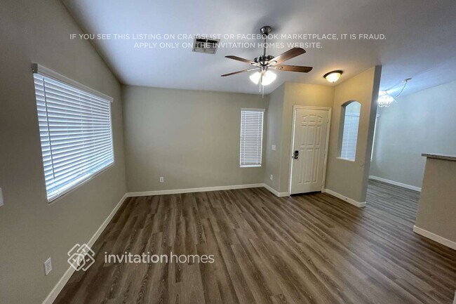 Foto del edificio - 12809 W Roanoke Ave