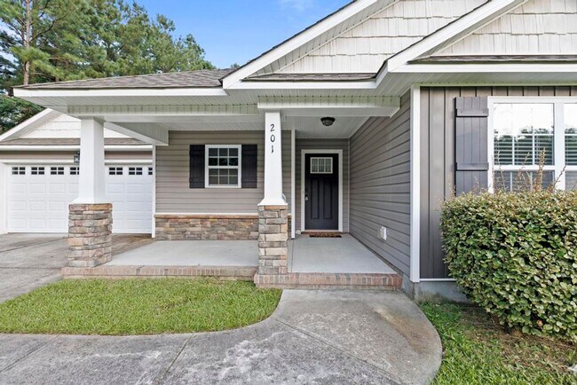 Building Photo - Country Living and Adorable Home!