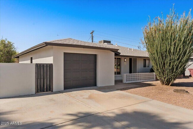 Building Photo - 8617 E Palm Ln