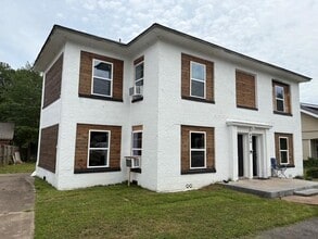 Building Photo - 406 S Fredonia St