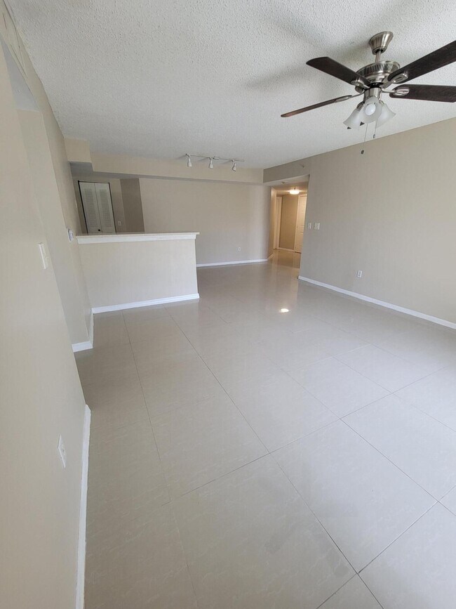 Foto del edificio - 1400 Crestwood Ct S