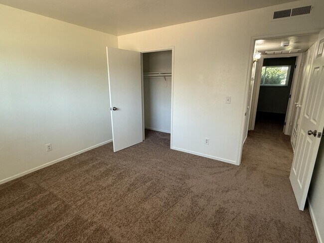 Foto del edificio - 547 E Barstow Ave