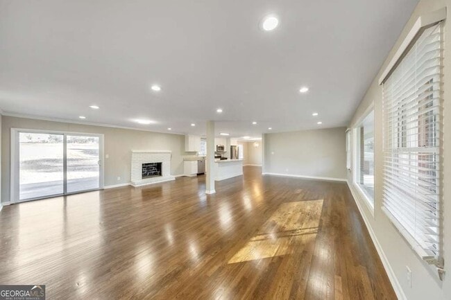 Foto del edificio - 909 Rosedale Dr