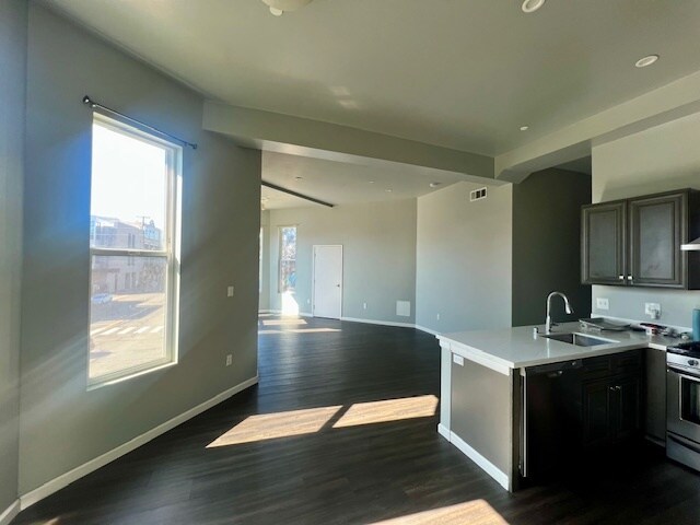 large open space that combines modern finishes with large light spaces - 402 Webster St