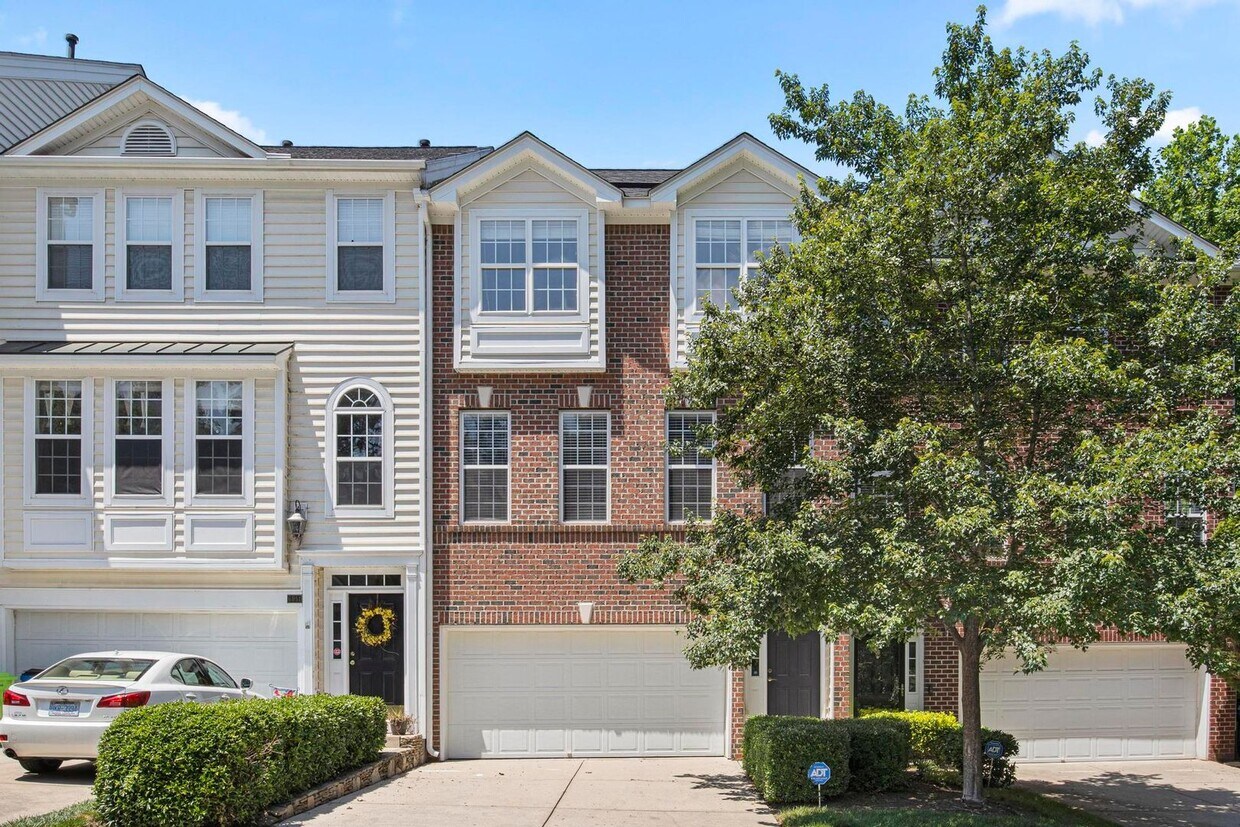 Foto principal - Beautiful 3 Level Townhouse, Raleigh off L...