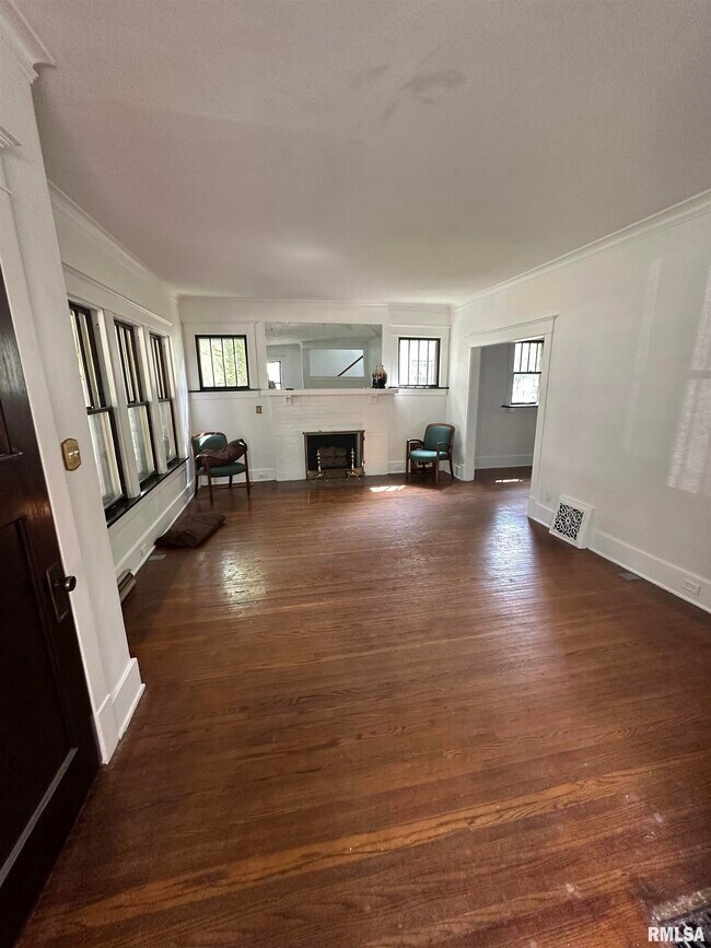 Foto del edificio - 1105 N Bourland Ave