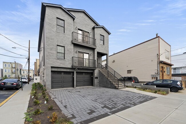 Building Photo - 41 E 16th St