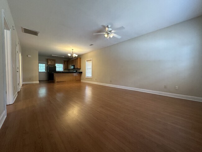 Foto del edificio - 353 E Longleaf Dr