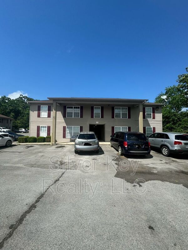 Building Photo - 220 Willow Creek Drive