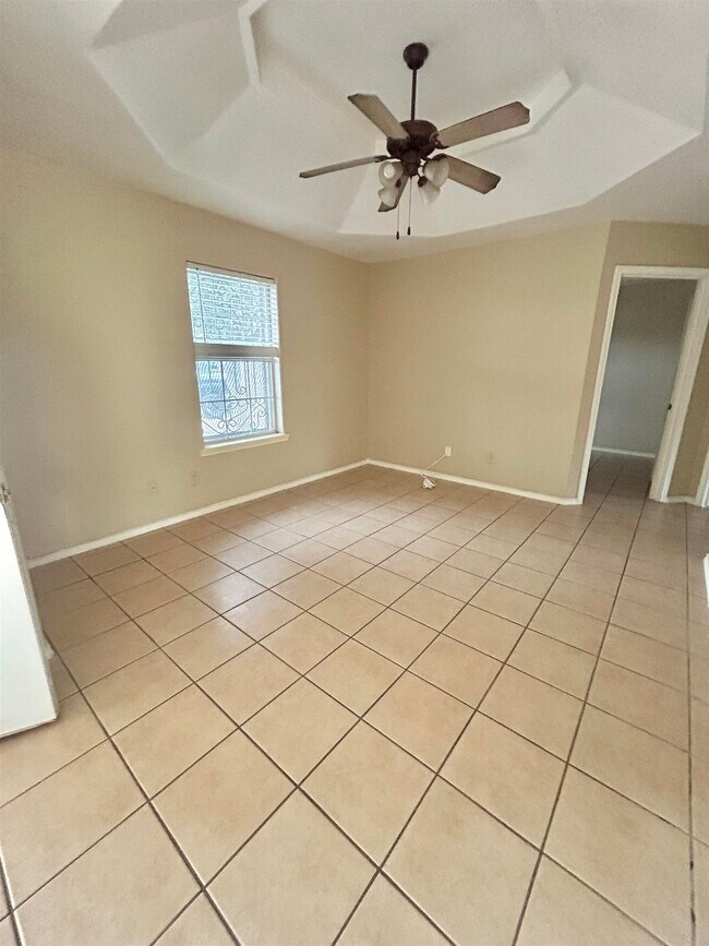 Building Photo - 301 Lily Ln