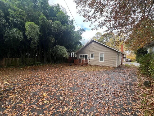 Foto del edificio - 2 bed and 1 bath house in Tree Streets Nei...