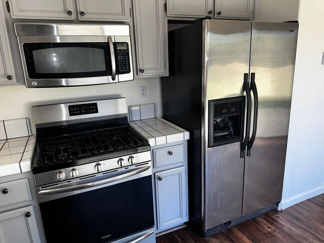 Building Photo - 3 Bedroom 2 Bath House with Amazing Rosevi...