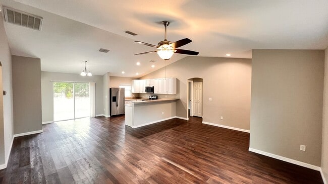 Building Photo - Charming 3 Bedroom, 2 Bathroom Home in the Lovely Marion Oaks of Ocala!