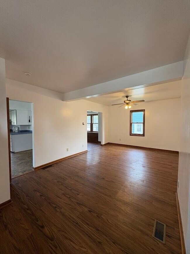 Foto del edificio - Three bedroom one bathroom home for rent