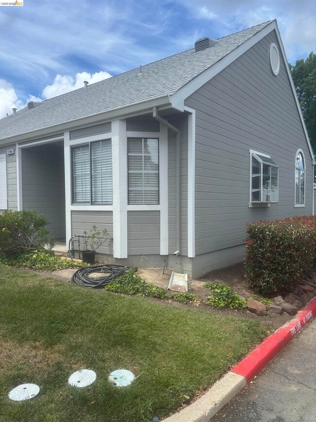 Building Photo - 1704 Somerset Pl