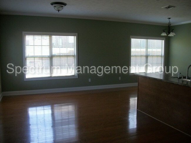 Building Photo - 560 Kensington Dr