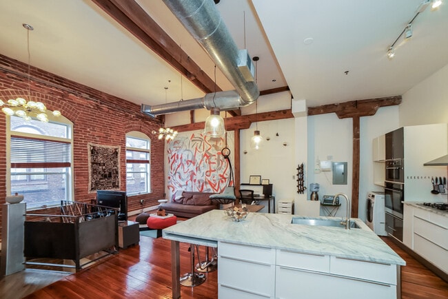 Building Photo - Modern loft, Luxury renovated