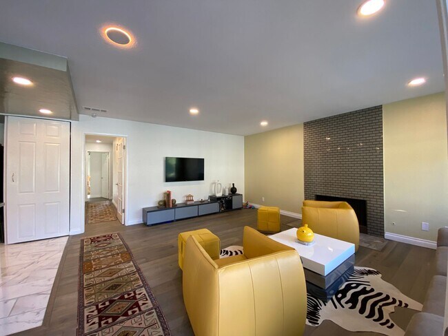 Foto del edificio - Stunning 3-bedroom, 2-bathroom coastal condo with Modern Custom Upgrades!