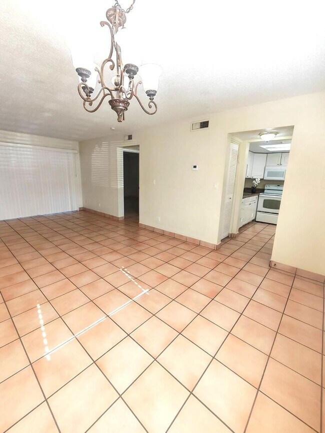 Foto del edificio - Charming 1 Bedroom / 1 Bathroom Condo – First Floor Unit with Florida Room in a Gated Community.